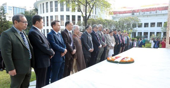 জাতীয় স্মৃতিসৌধ ও স্মৃতি চিরঞ্জীবে বিচারপতিদের শ্রদ্ধা